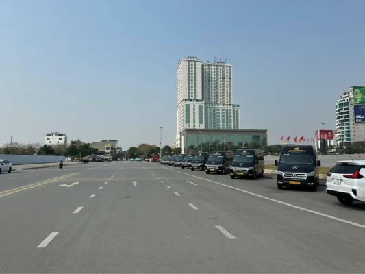 Dịch Vụ Xe Limousine Hà Nội - Việt Trì 11 Chỗ: Sang Trọng, Tiện Nghi, Giá Tốt 2 xe limousine ha noi viet tri 11 cho 2